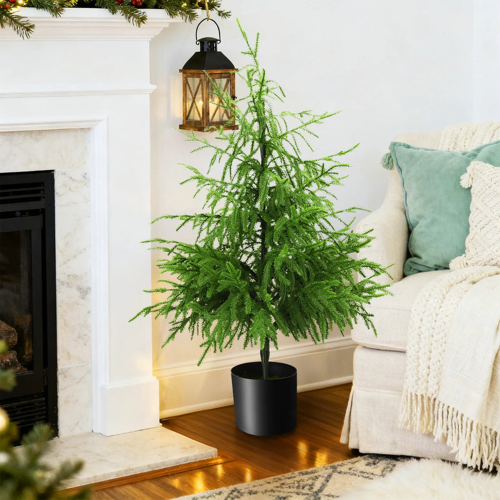 The 90 cm potted tree appears in a decorative display scene.